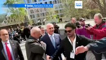 Sumo de tomate atirado ao príncipe exilado Reza Pahlavi em Berlim