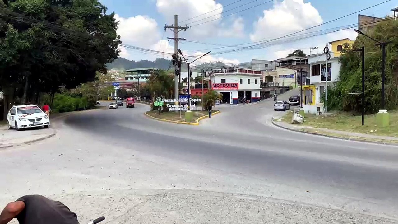 Video tomados por personas en el sector muestran a equipos de rescate desplazándose hasta la zona donde se encontró al menor desaparecido.