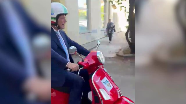 80 anni di un mito: il Presidente Giani celebra il compleanno della Vespa
