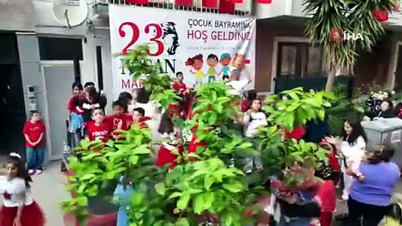Marmaris’in \"Bayrak Dedesi\" 105. Sokağı Şölen Alanına Çevirdi: 12 Yıllık Gelenek Sürüyor!