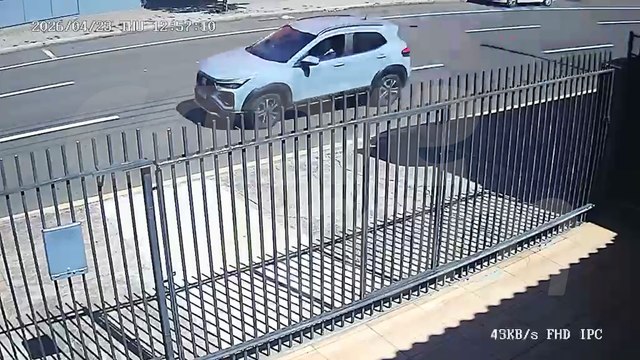 Vídeo mostra momento que carro invade casa na rua Recife em Cascavel