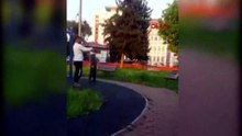 Parkta oyuncak silahla atış talimi kamerada