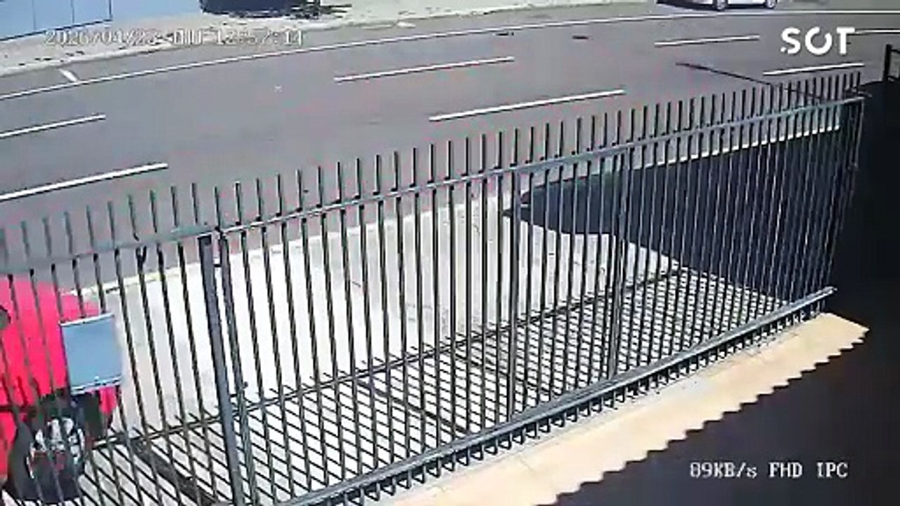 Colisão entre Fox e Jetta termina com carros destruindo estruturas no Centro de Cascavel