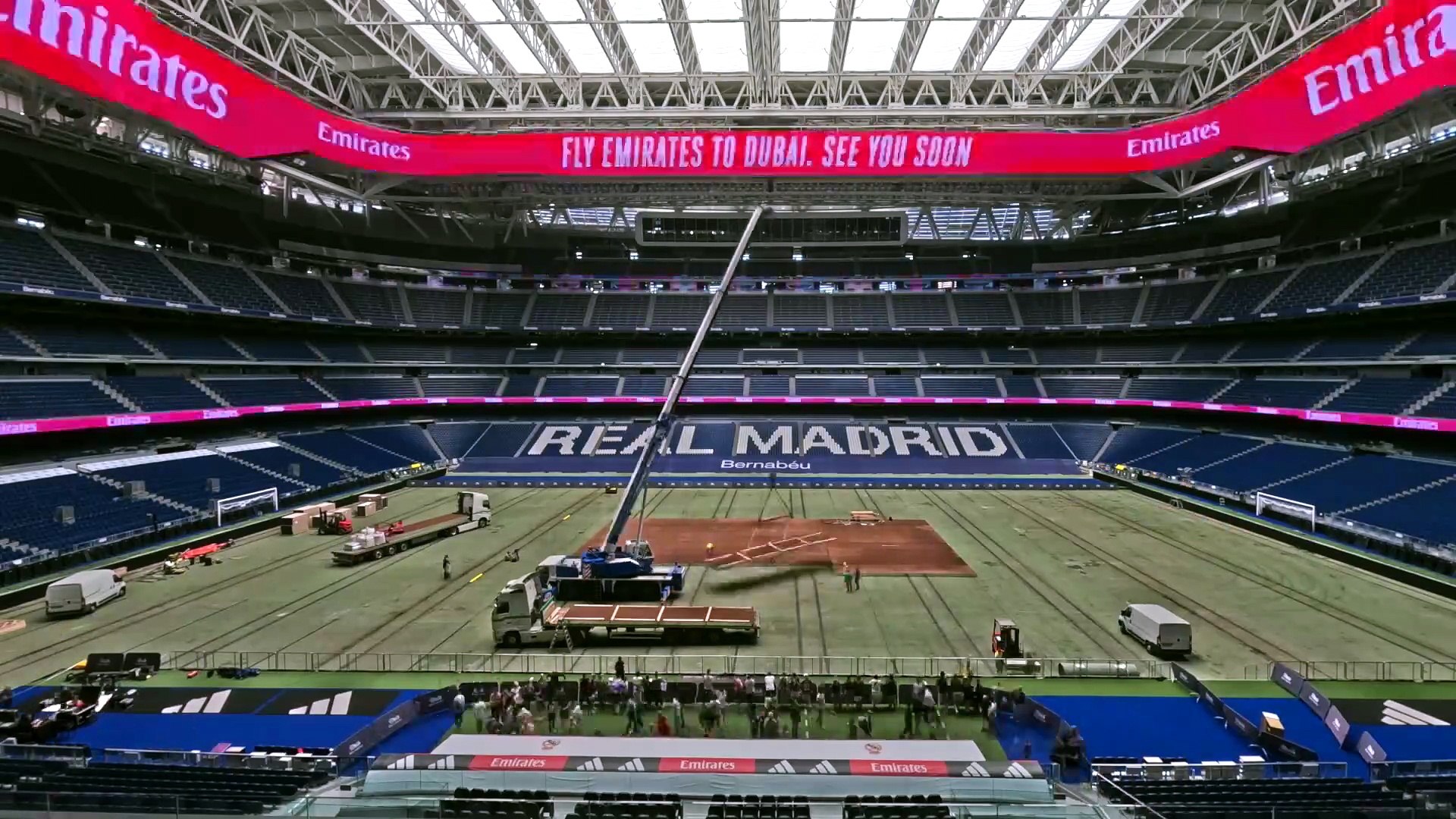 La increíble transformación del Santiago Bernabéu en una pista de tenis de tierra batida