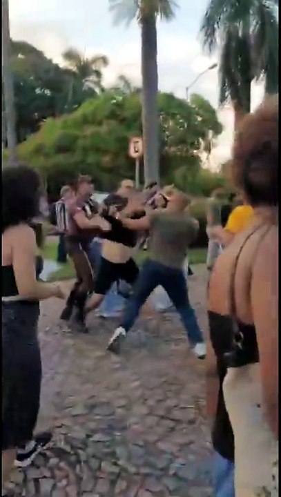 VÍDEO: Político bolsonarista troca socos com estudantes de universidade federal