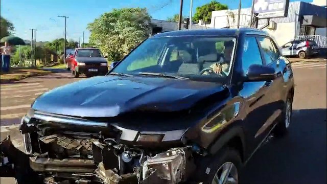 Dois carros e um bairro: Creta e Corsa batem no Brasília e um deles tem frente destruída