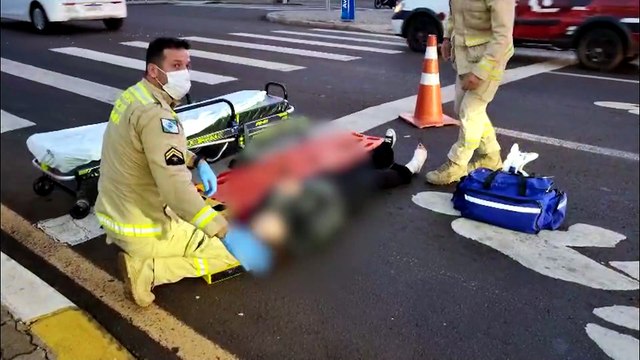 Acidente entre duas motos e carro deixa jovem ferida na Avenida Carlos Gomes