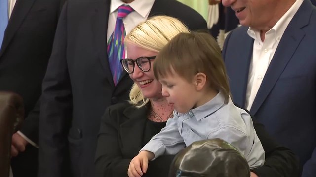 MOMENT: Toddler plays in the Oval Office during healthcare event