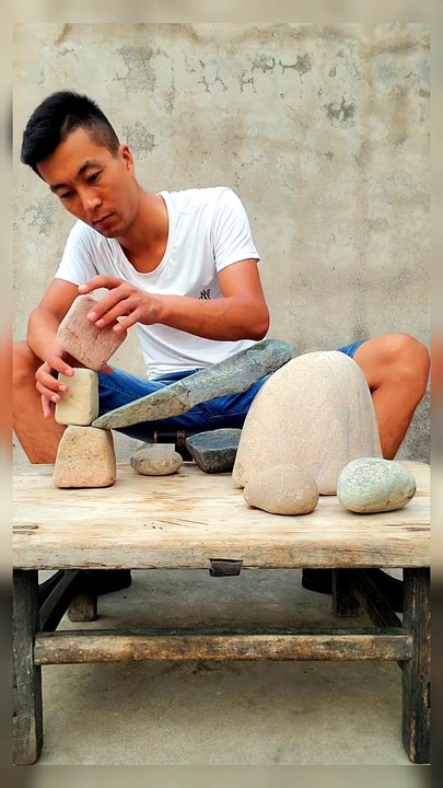This man balance everything without any support