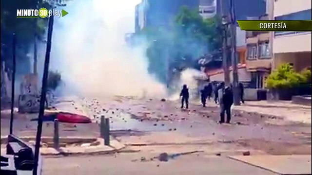 Enfrentamientos entre encapuchados y UNDMO colapsan el norte de Bogotá