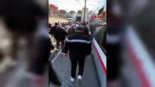 İstanbul'da tramvay arızası: Yolcular raylarda yürüdü