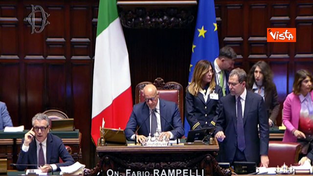 Opposizioni cantano 'Bella Ciao' in Aula alla Camera