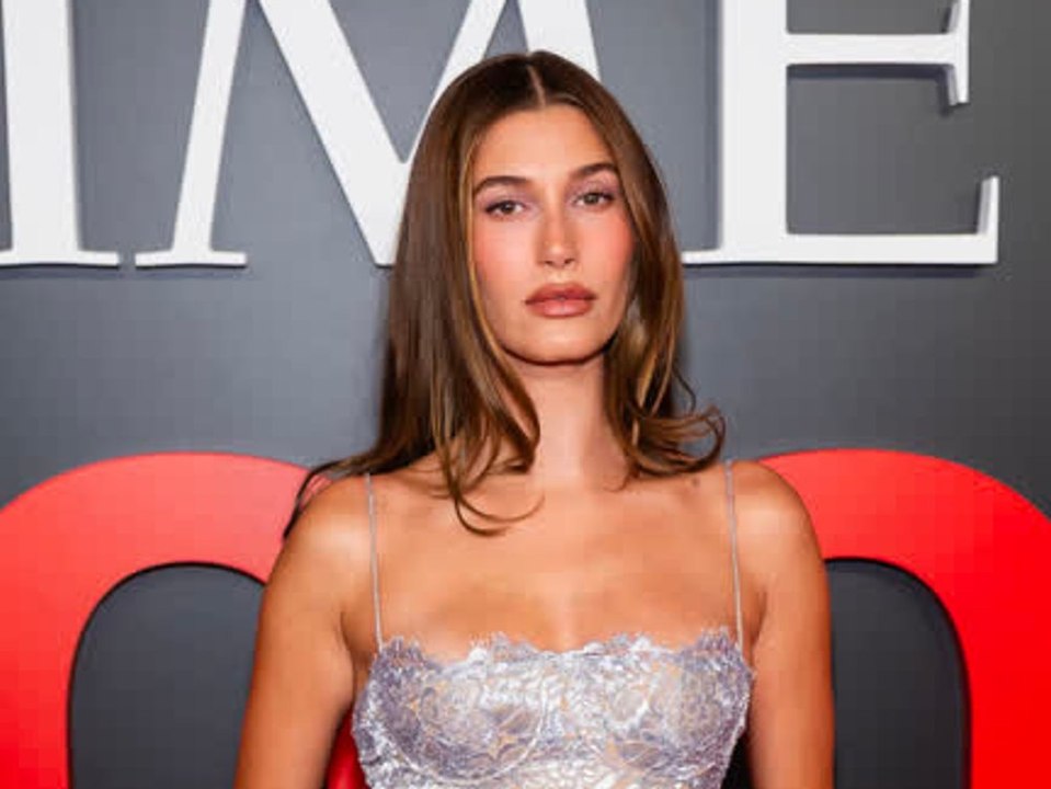 Hailey Bieber legt Glamour-Auftritt in eleganter Silberrobe hin