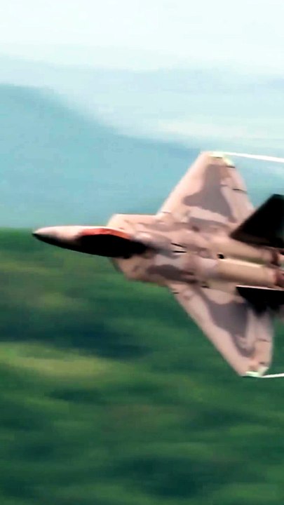 What Happens When a Jet Faces the F22 Raptor