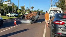 Carro capota após atingir veículos estacionados na Avenida Tancredo Neves