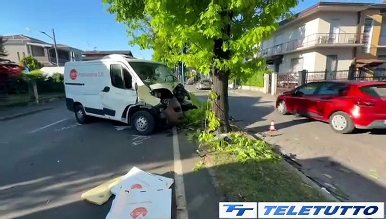 Video News - Muore sulla strada a 60 anni per un malore