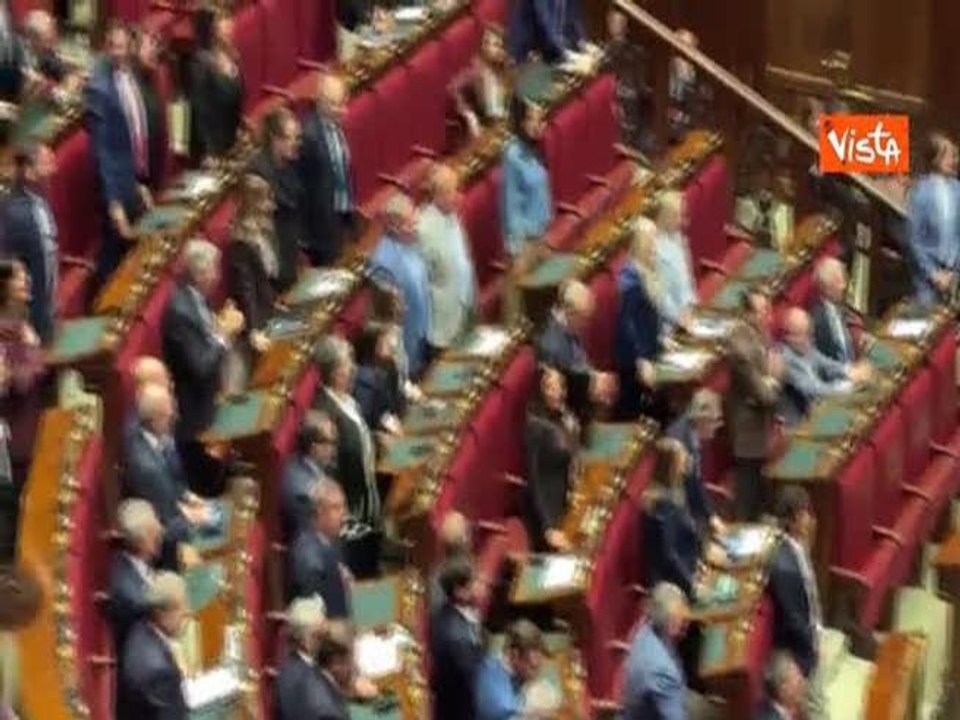 Bonelli si sbraccia per far alzare i deputati della Lega durante Inno di Mameli in Aula alla Camera