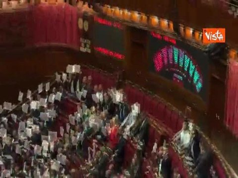 Camera approva Dl Sicurezza, la protesta delle opposizioni 'La nostra sicurezza è la Costituzione'