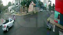 Muita sorte: Vídeo mostra Saveiro passando por cima de moto elétrica
