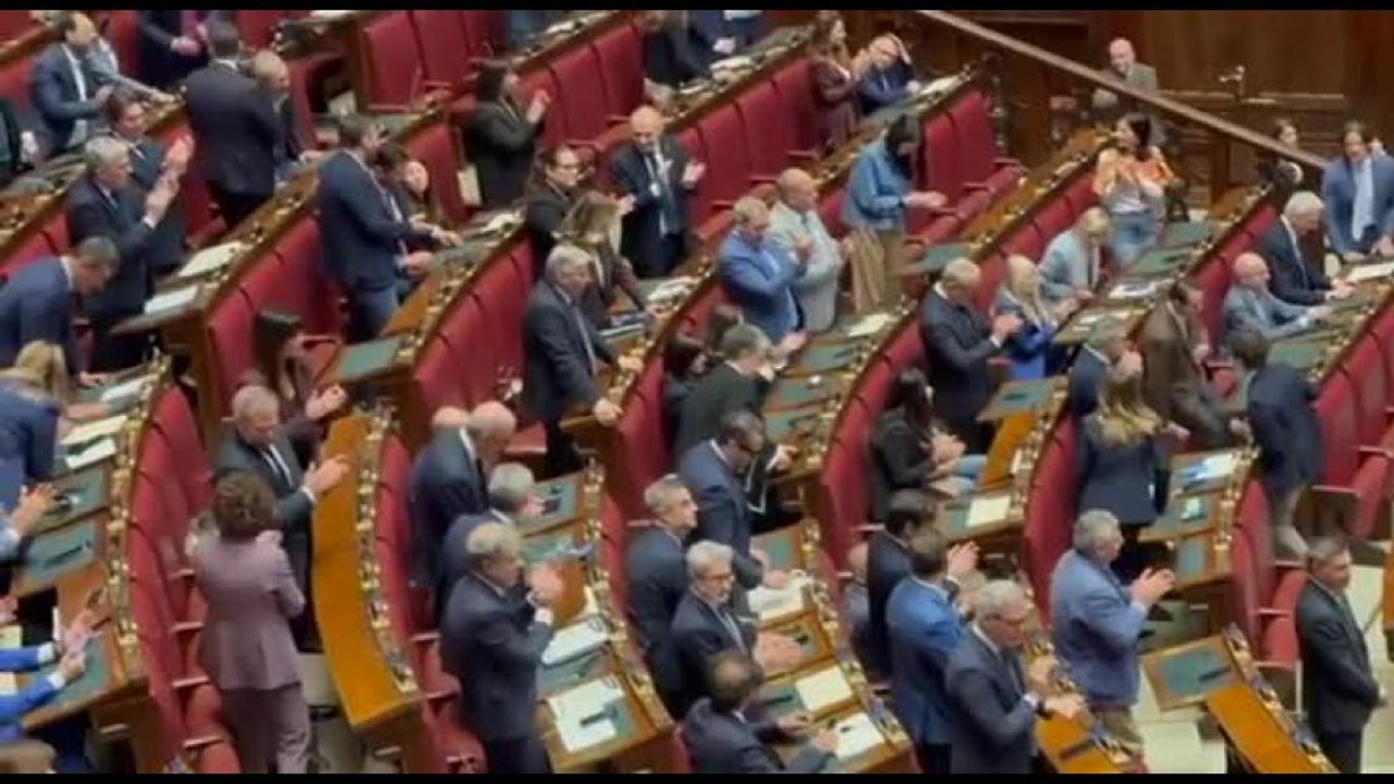 Via libera definitivo Camera a Dl Sicurezza, tra proteste e Bella Ciao