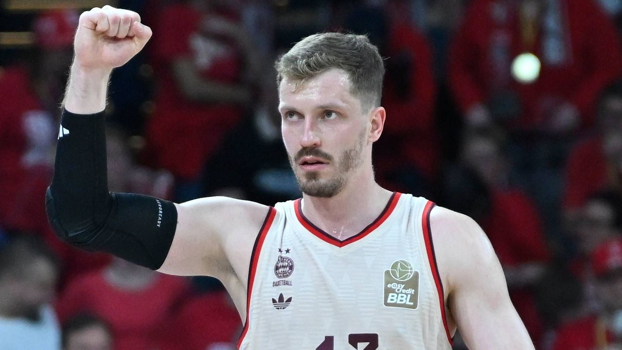 Tief aus der eigenen Hälfte: Obsts irrer Rekorddreier im Video