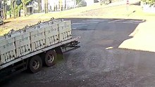 Batida entre caminhonetes é flagrada por câmera de segurança e deixa idoso ferido