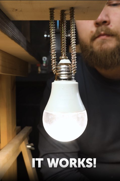 I made a light socket from screws💡