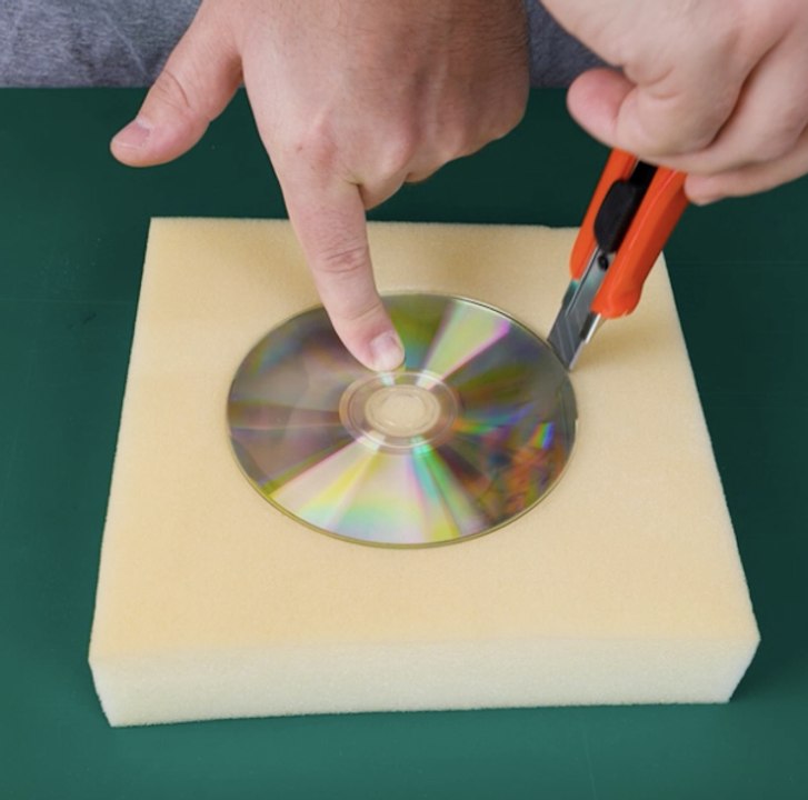 He used a CD and used it as a tool to clean 🚗