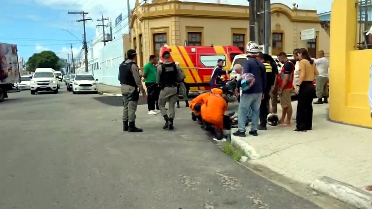Viatura da PM e moto por app se envolvem em acidente no Farol