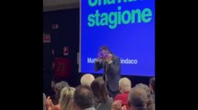 Prato, il «Ritorno al Futuro» di Matteo Biffoni: la sala è troppo piena e lui corre a salutare chi è rimasto fuori