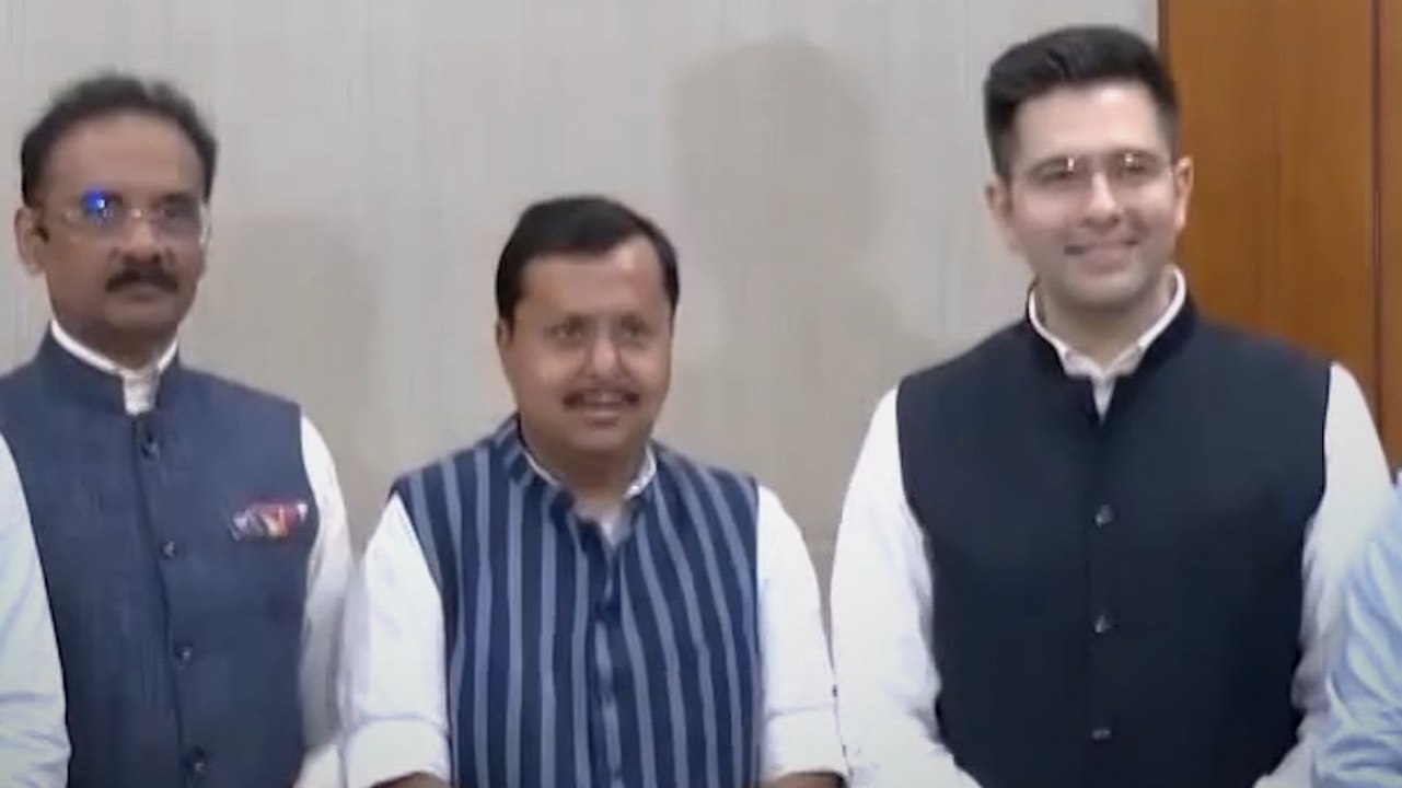 राघव चड्ढा ने छोड़ी 'आप', 7 राज्यसभा सांसदों के...