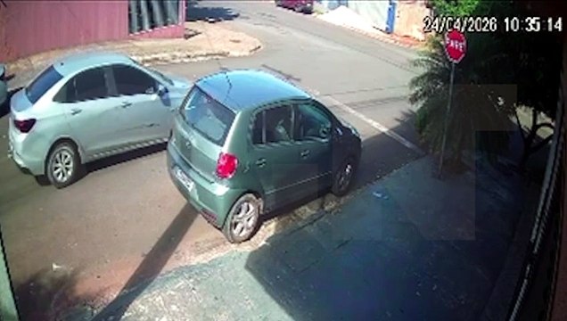 Câmera flagra Onix furando a preferencial e atingindo L200 no bairro Esmeralda, em Cascavel