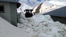 Şırnak'ta kar kalınlığının 5 metreye ulaştığı Faraşin Yaylası'nın yolu ulaşıma açıldı