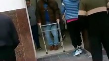 🏦♿ Un video difundido en redes muestra a un hombre simulando una discapacidad para recibir atención preferencial en un banco. Sin embargo, al salir fue captado caminando con normalidad, lo que generó críticas e indignación.