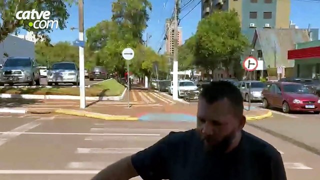Jovem com deficiência auditiva fica ferido em colisão entre carro e moto elétrica em Cascavel