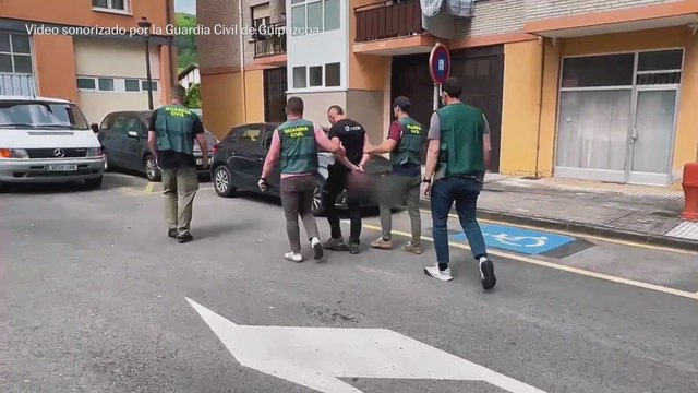 Un aficionado de la Real Sociedad realiza maniobras intimidatorias en carretera a varios aficionados del Atlético