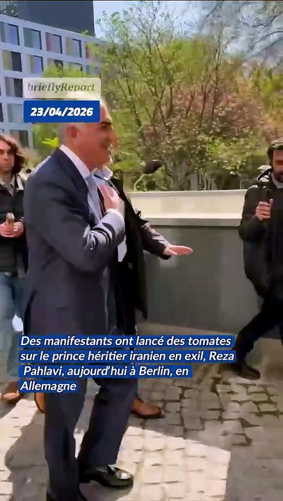 Des manifestants ont lancé des tomates sur le prince héritier iranien en exil Reza Pahlavi à Berlin