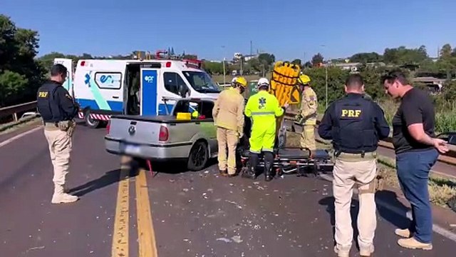 Forte batida entre picape e caminhão deixa vítima na BR-277