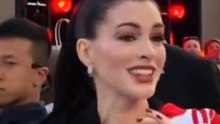 Anne Hathaway apoyando a los 'Gunners'
