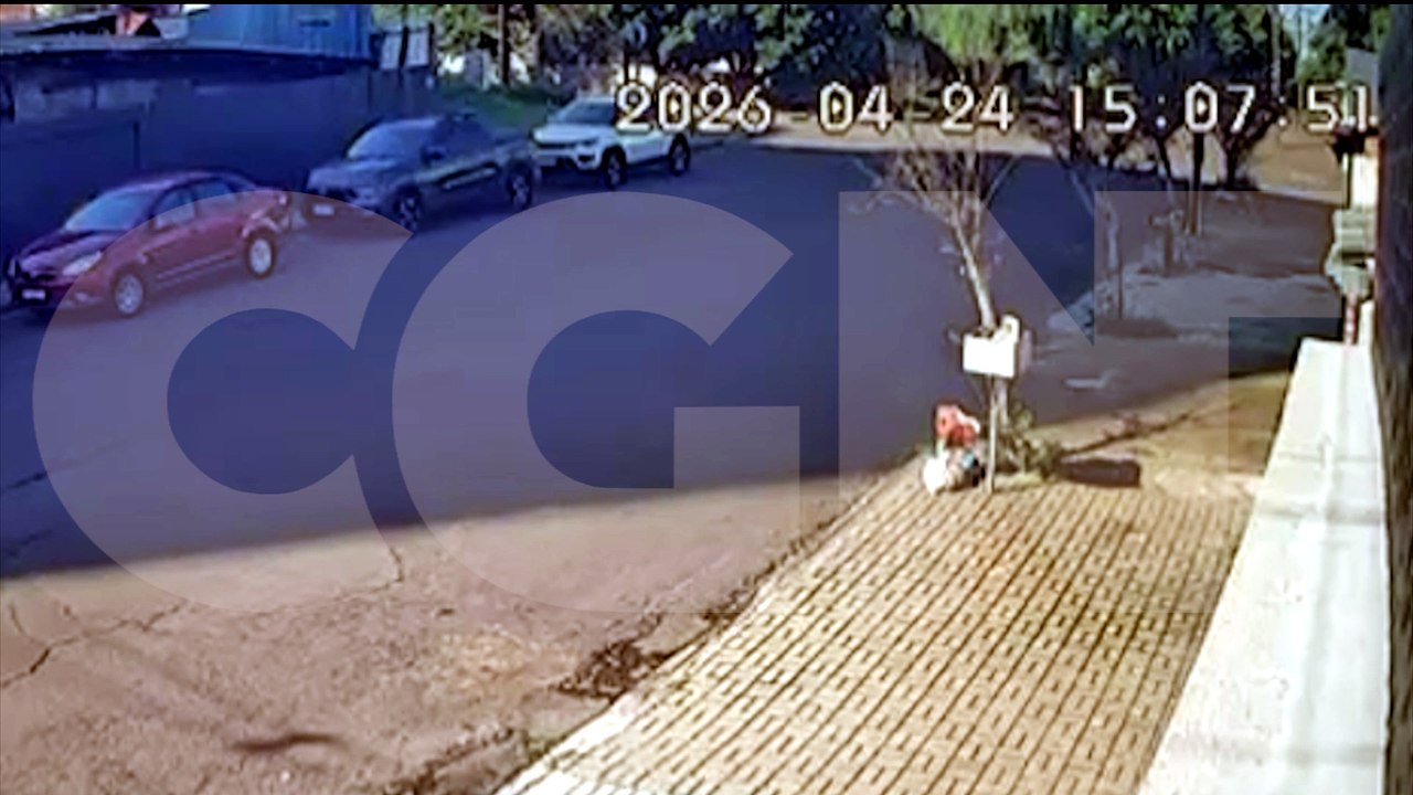 Câmera registra Kangoo sendo atingido por Strada
