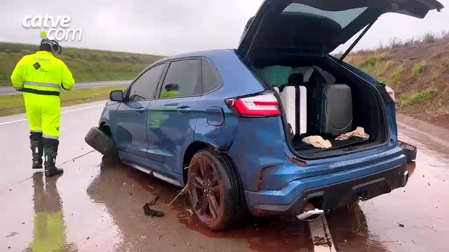 Carro bate em barranco às margens da BR-163 em Cascavel