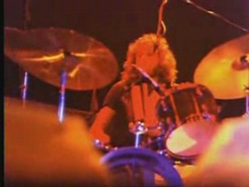 PAUL McCARTNEY & WINGS  "Jet" (live)