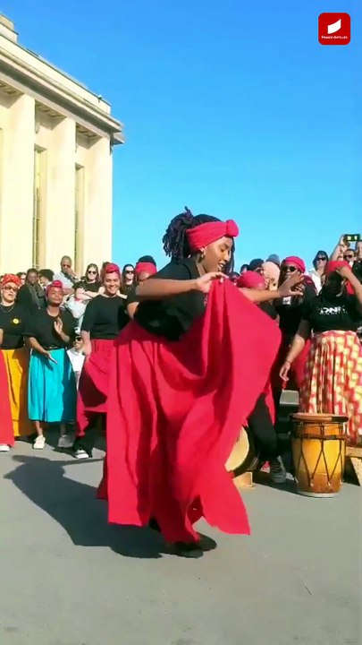 [HEXAGONE] Le groupe DNK commémore en dansant les 25 ans de la loi Taubira sur la place du Trocadéro
