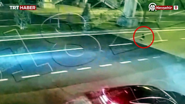 Köpeğe çarpmamak için manevra yapan otomobil takla attı