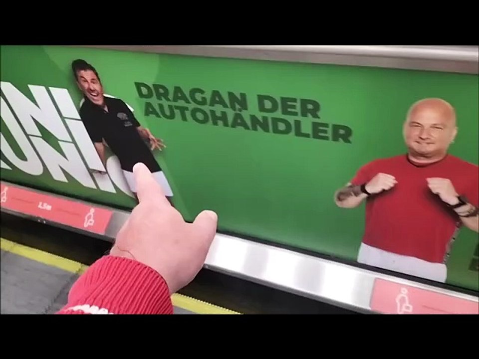 rolltreppe-dragan-pregesa-flughafen-koeln-abflug-bierkoenig-werbung-mallorca