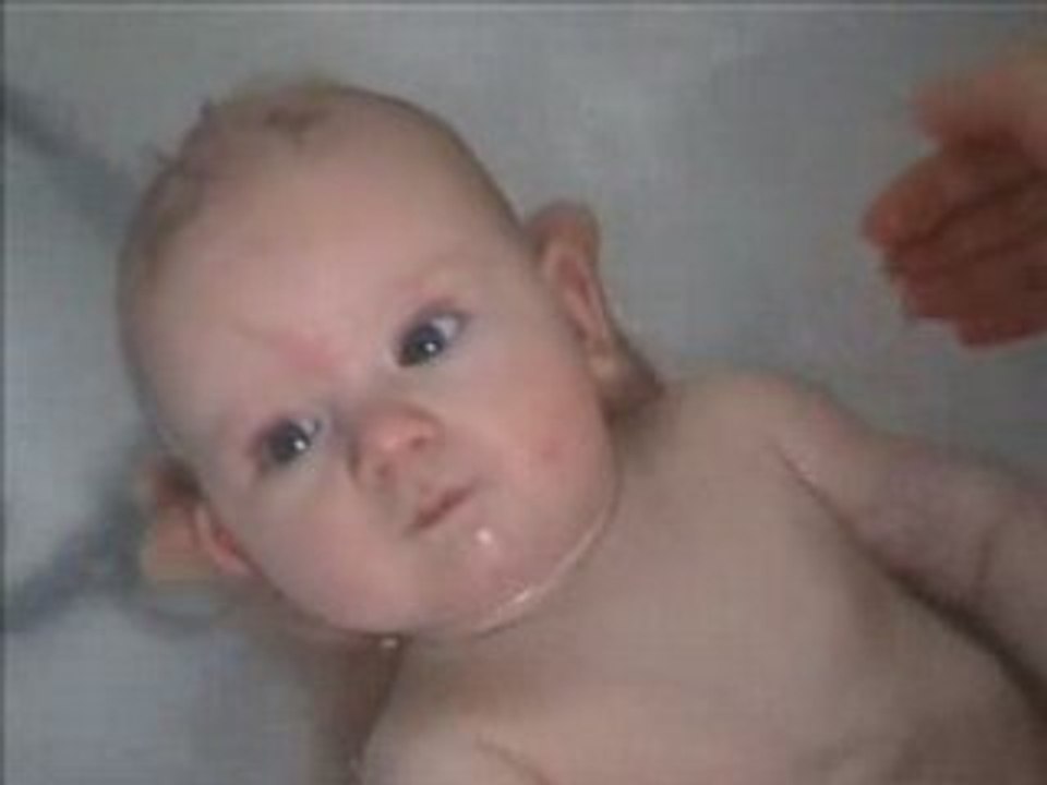 03 02 le bain avec maman