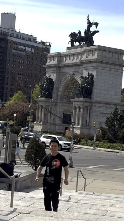 Nelson Wang was attracted by the spring scenery in Brooklyn. April 23, 2026.