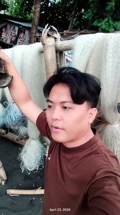 Naa sa baybay si kuya Mike ug si tiyo Ronald nagbugha'g kahoy