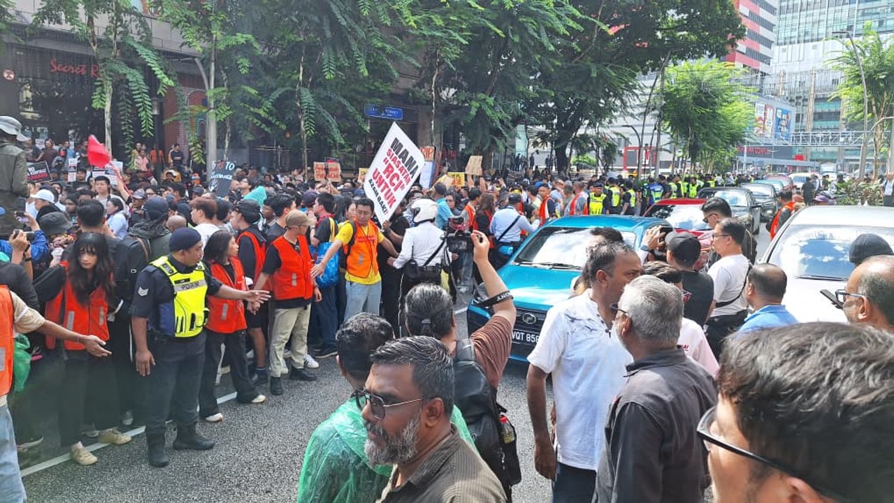 Fireworks set off at “Tangkap Azam Baki” rally in Kuala Lumpur