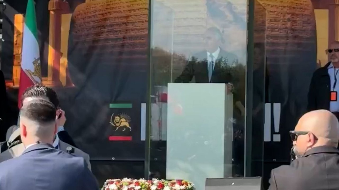 Üzerine boya atılan Pehlevi, kurşun geçirmez cam arkasından konuştu